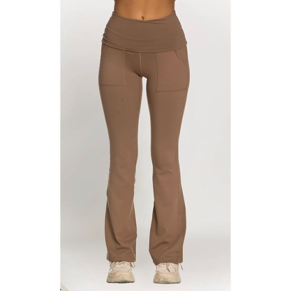 NWOT Gold Hinge Mocha Multi-tasker Flare Yoga Pants Size Small